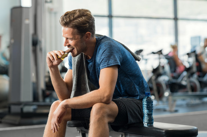 Der Reiz von Proteinriegeln: Warum sie so verdammt gut schmecken (und wann man sie essen sollte)
