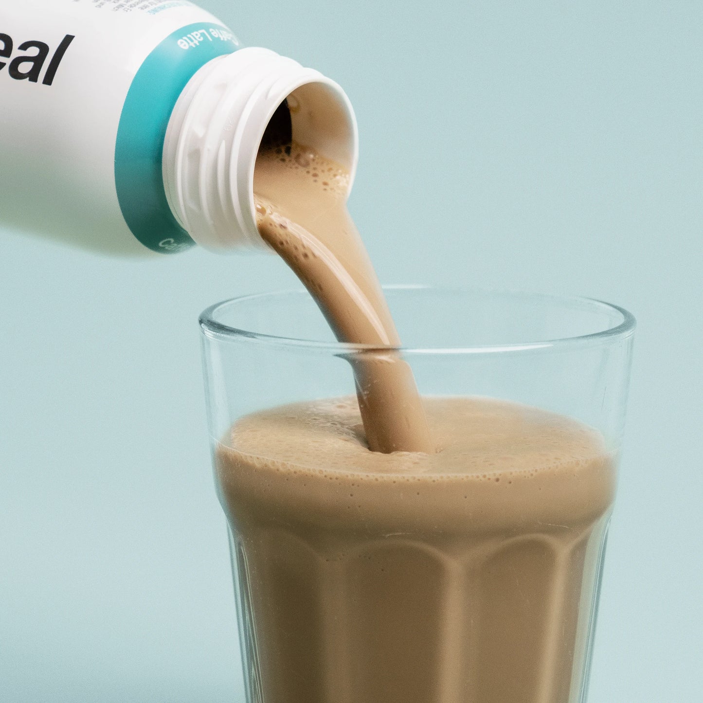 Nupo One Meal RTD Caffe Latte Shake wird ins Glas gegossen