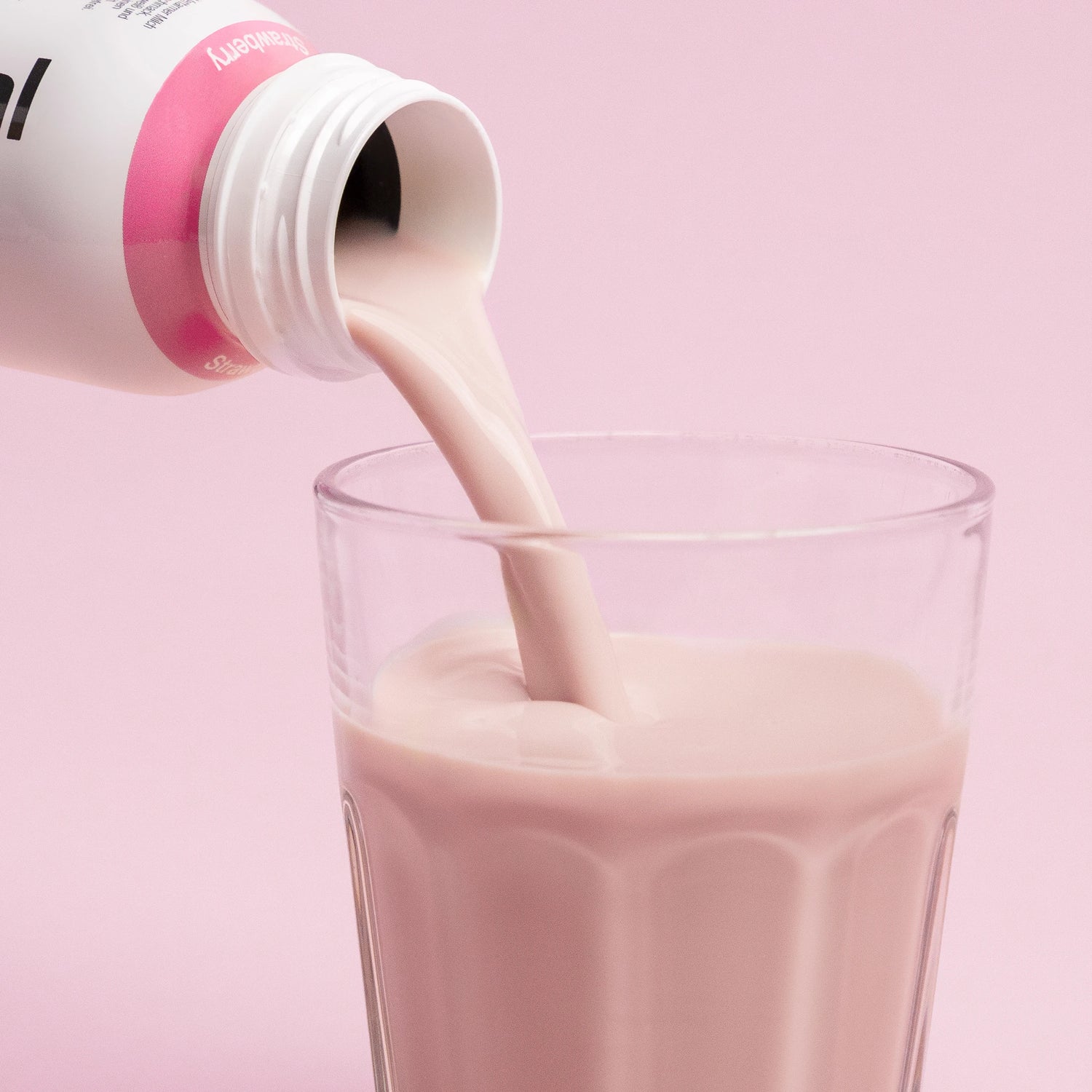 Erdbeeren neben Nupo One Meal RTD Strawberry Shake