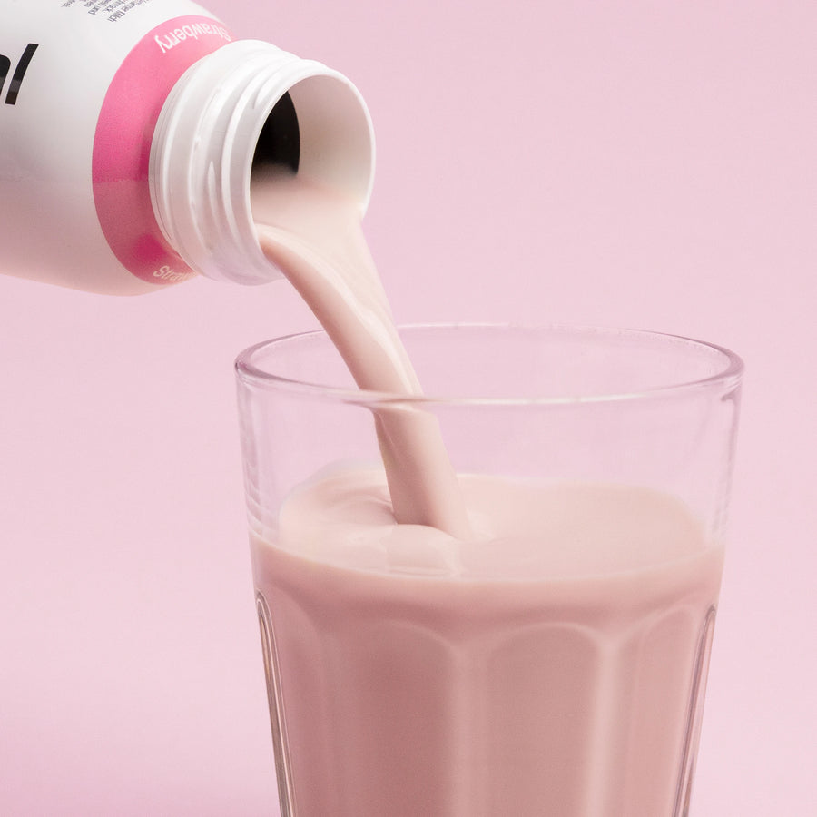 Erdbeeren neben Nupo One Meal RTD Strawberry Shake