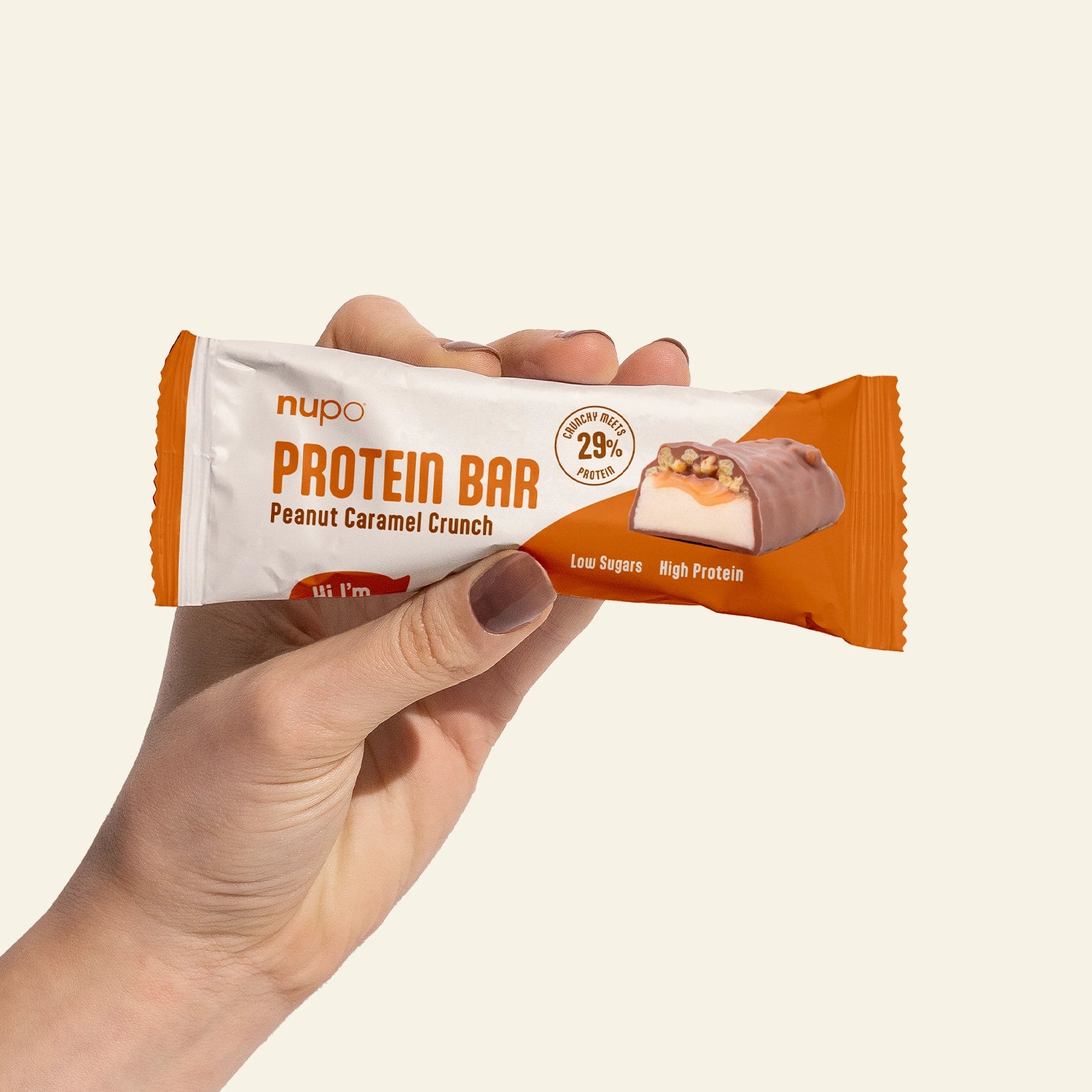 Proteinriegel Probierpaket – 12 Riegel in einer Hand, mit Peanut Caramel Crunch Geschmacksrichtung.